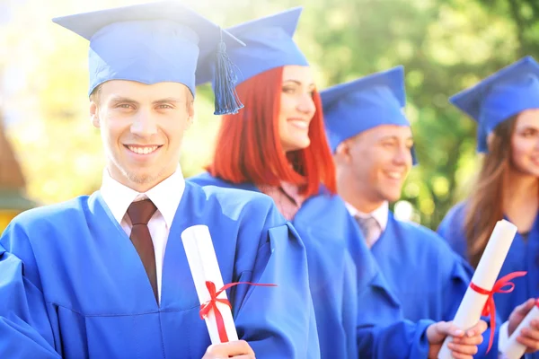 Estudiantes Graduados Sombreros Batas Graduación Aire Libre — Foto de Stock