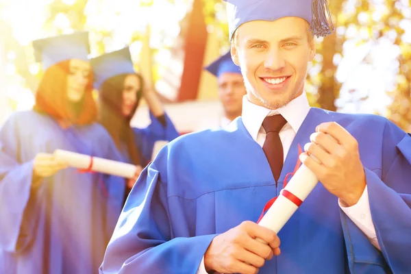 Estudiantes Graduados Sombrero Bata Graduación Aire Libre — Foto de Stock