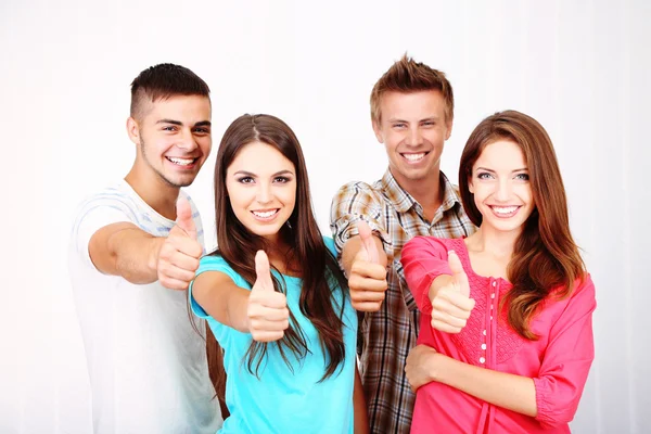 Grupo de jovens felizes — Fotografia de Stock