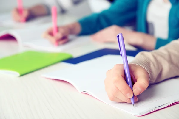 Manos de estudiantes en la escuela —  Fotos de Stock