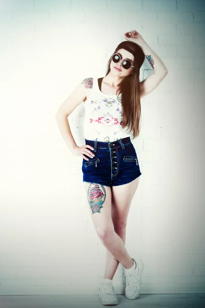 Dívka s Tetovaný těla — Stock fotografie