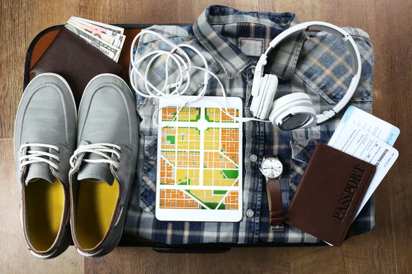 Tablet with map and travel accessories — Stock Photo, Image