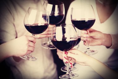 Bardak şarap ile eller