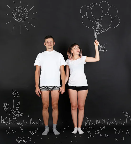 Jeune couple avec ballons — Photo