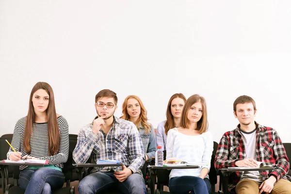 Eleverna sitter i klassrummet — Stockfoto