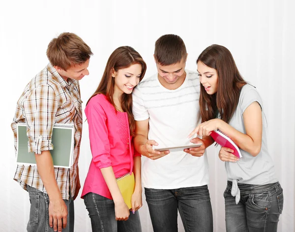 Groep gelukkige jonge studenten — Stockfoto