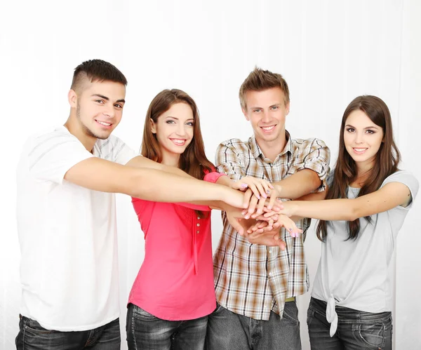 Grupo de jovens felizes — Fotografia de Stock