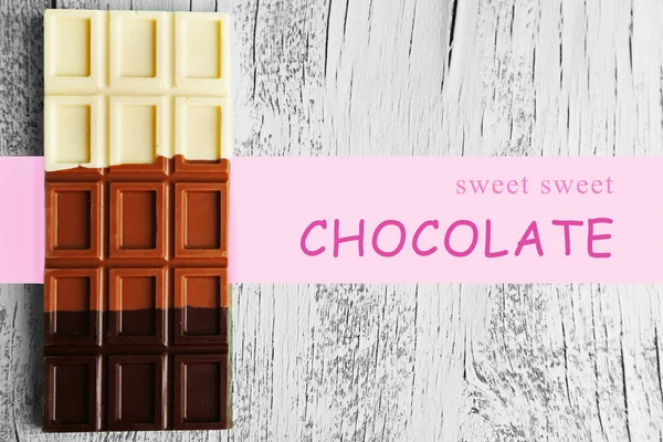 Tafel Schokolade auf Holzoberfläche — Stockfoto