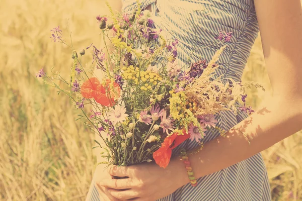 Woman holding beautiful bouquet — Stock Photo, Image