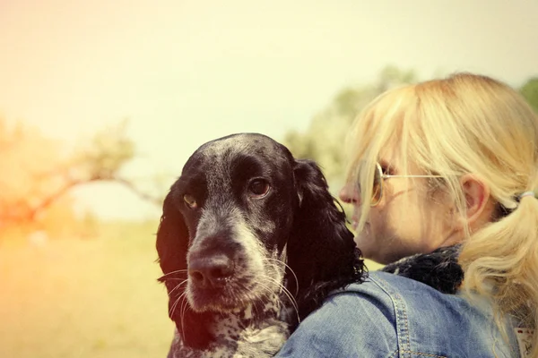 Kız Holding Sevimli Köpek Doğa Arka Plan Üzerinde — Stok fotoğraf