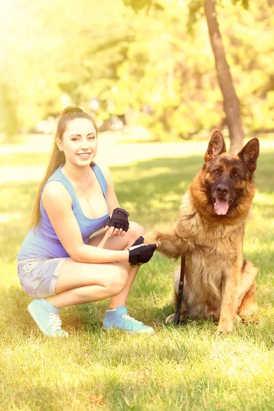 Vacker ung flicka med hund i park — Stockfoto
