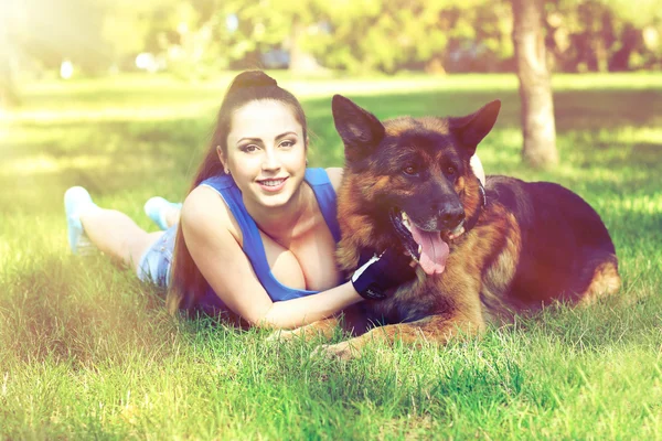 Chica joven con perro en el parque — Foto de Stock