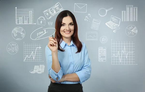 Mujer de negocios pensando en sus planes — Foto de Stock