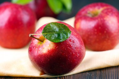 Masada olgun kırmızı elmalar var. Yakın plan.