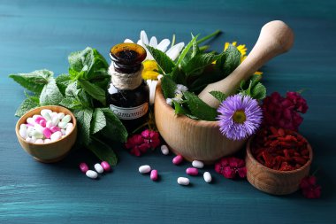 otlar, meyveler, çiçekler ve hapları