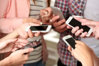 Cep telefonları holding eller
