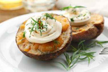 Mayonez ve beyaz tabak, closeup otlar ile fırında patates