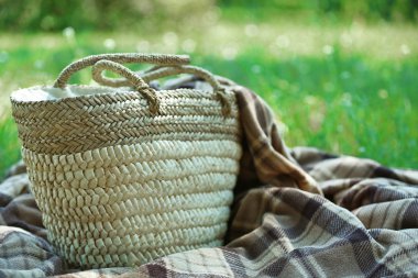 Hasır sepet ve ekose piknik için