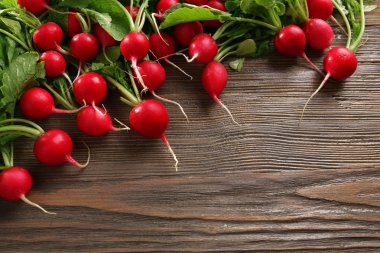 Ahşap zemin üzerinde taze kırmızı turp