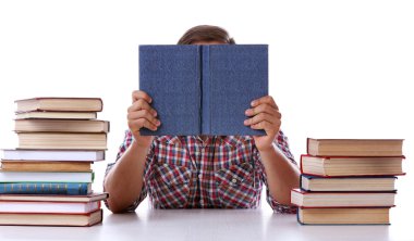 Genç adam masada kitap okumak