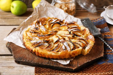 Ev yapımı elma pasta kesme tahtası ahşap arka plan üzerinde üzerinde