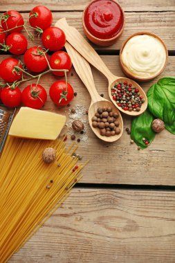 Makarna spagetti domates, peynir ve fesleğen rustik ahşap zemin üzerine