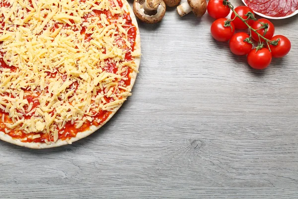 Voedselingrediënten voor pizza op tafel close-up — Stockfoto