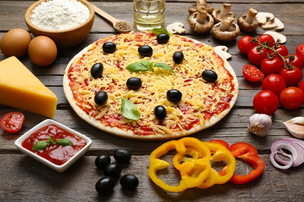 Zutaten für Pizza auf dem Tisch aus nächster Nähe — Stockfoto