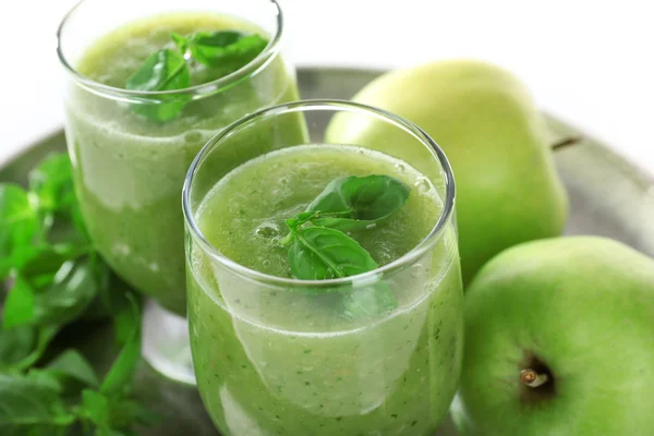 Vasos de jugo verde saludable con albahaca y manzanas en bandeja de metal de cerca — Foto de Stock