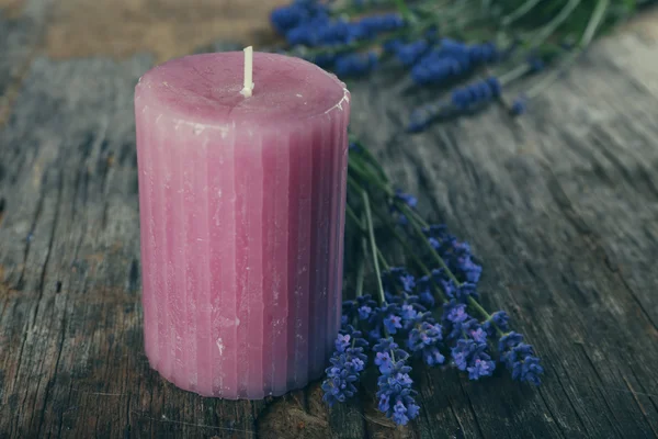 Candela con fiori di lavanda — Foto Stock