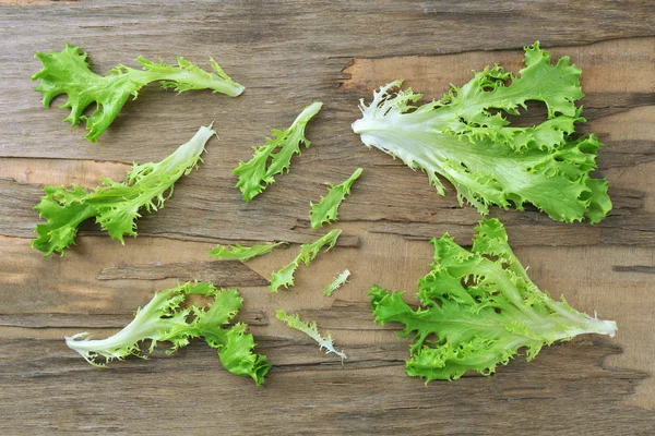 Hojas de lechuga fresca sobre fondo agrietado —  Fotos de Stock