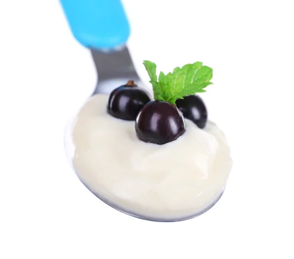 Läckra yoghurt i sked med svarta vinbär och mynta isolerad på vit — Stockfoto