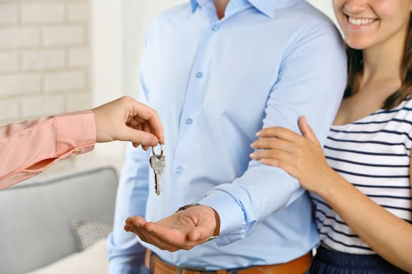 Agente immobiliare Giving Keys — Foto Stock