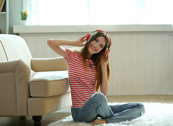 Woman listening music — Stock Photo, Image