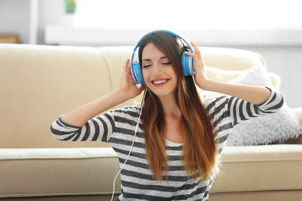 Vrouw die muziek luistert — Stockfoto