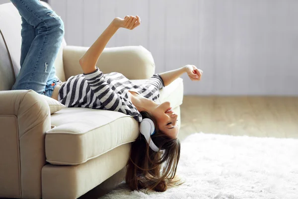 Mujer escuchando música — Foto de Stock