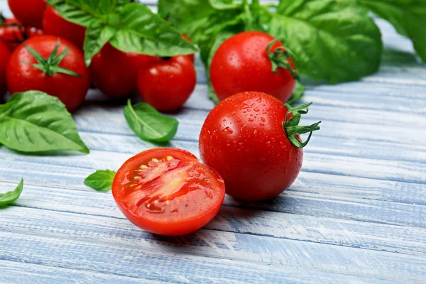 Taze domates fesleğen ahşap tablo ile yakın çekim — Stok fotoğraf