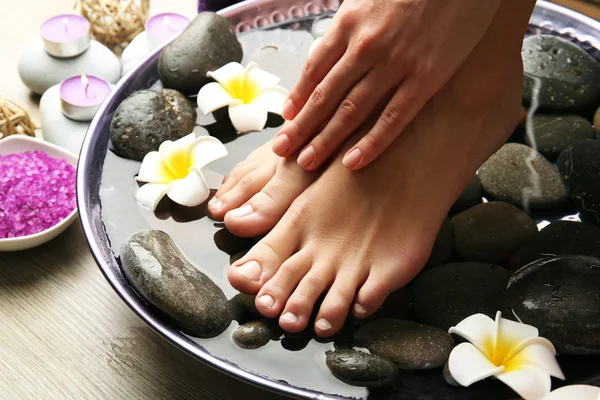 Kobiece nogi w spa pedicure — Zdjęcie stockowe