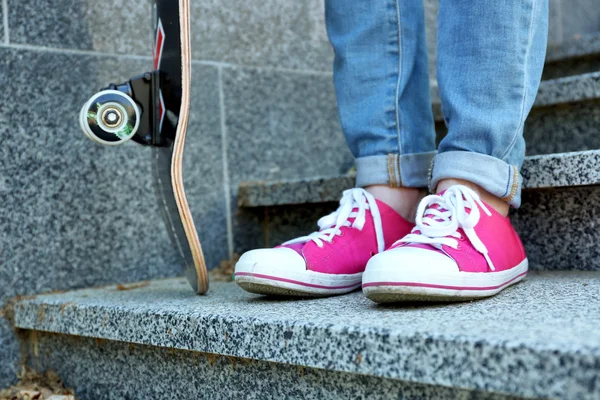 Jeune skateboarder en gommes — Photo