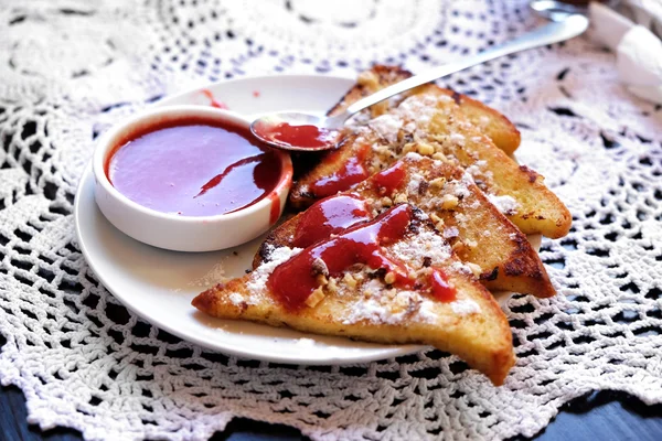 Deliziosi toast con marmellata sul tavolo da vicino — Foto Stock