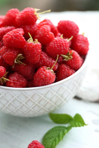 Fresh raspberries in bowl, closeup — Stock Photo, Image