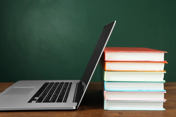 Stapel boeken met laptop — Stockfoto