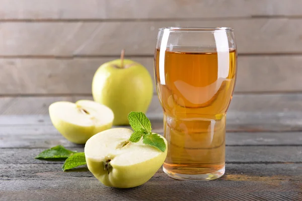 Glass of apple juice on wooden background — Stock Photo, Image