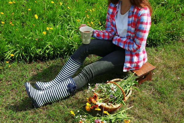 Giovane donna con tazza di caffè — Foto Stock