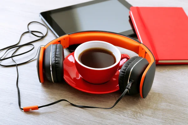 Fones de ouvido com tablet e xícara de café — Fotografia de Stock