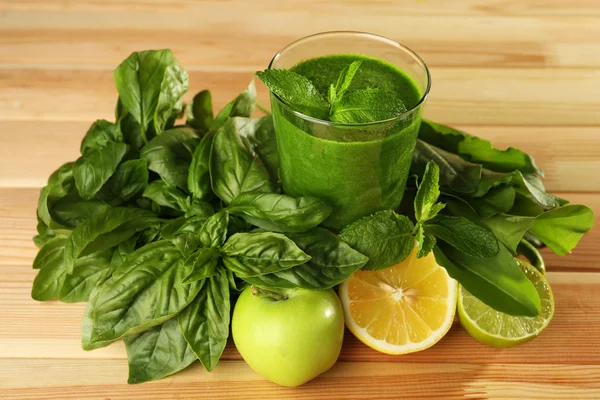 Sumo saudável verde com frutas e ervas na mesa de madeira fechar — Fotografia de Stock