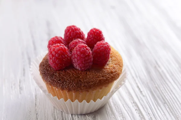 Delicious cupcake with berries on wooden table close up — Stock Photo, Image