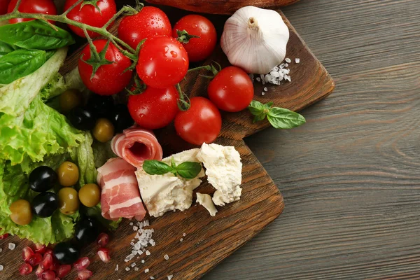 Ingrédients de la cuisine méditerranéenne, sur planche de bois, gros plan — Photo