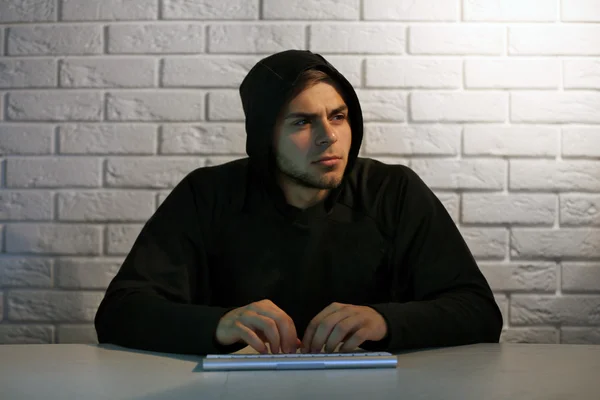 Hacker con portátil — Foto de Stock