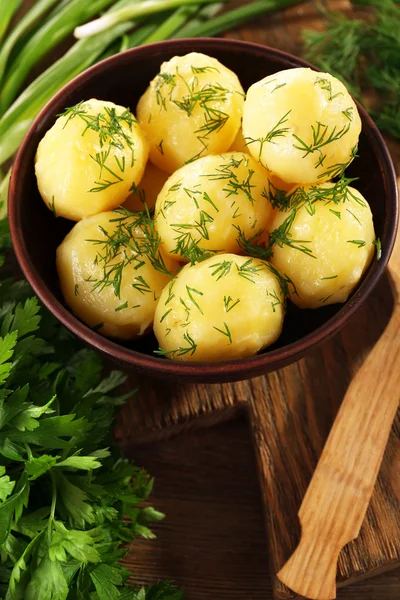 Boiled potatoes with greens in bowl on table close up — Stock Photo, Image